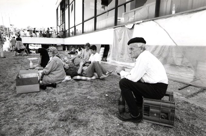 Warten auf den Transport ins Flüchtlingslager Warten auf den Transport ins Flüchtlingslager